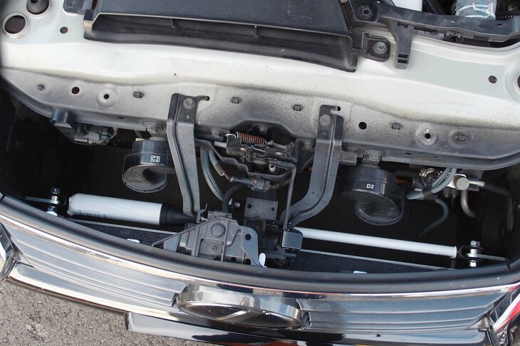 「レクサスGS」のフロント用パフォーマンスダンパー（写真中央の白いバー）は、グリル内側の下方に取り付けられていた。