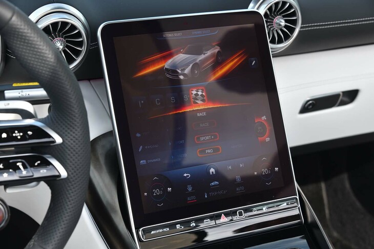 ドライブモードは「インディビジュアル」「コンフォート」「スポーツ」「スポーツプラス」「レース」の全5種類。かつての「SL」のポジションであればレースは設定されなかっただろう。