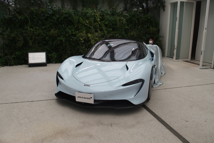 アンベールされる「マクラーレン・スピードテール」。外装色は「ムルワイホワイト」と呼ばれるカラーで、ブルース・マクラーレンの家の壁やドアの色をモチーフにしたものだという。