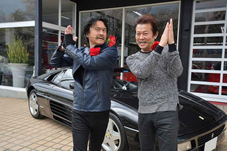 2020年に購入した“まっすぐ走る348”こと、1994年モデルの「348GTS」の前でコナストのエノテン（右）とポーズ。この348の導入によって初めてのフェラーリ2台体制に突入！ ガレージに2台の跳ね馬が鎮座する様子は、圧巻の一言であった。（写真＝池之平昌信）