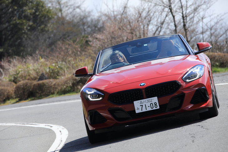 サスペンション形式はフロントがストラットで、リアがマルチリンク。「M40i」には電子制御式ダンパーを備えた「アダプティブMスポーツサスペンション」が標準装備となる。