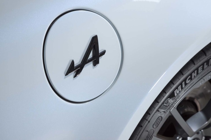 ボディー前後の「ALPINE」ロゴやフューエルリッドの「A」エンブレム（写真）はブラックとなる。