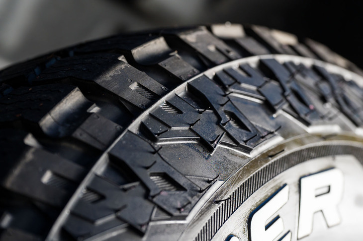 パターンはサイドウォールにまで伸びており、柔らかい路面などでは中央とサイドの両面でトラクション能力を発揮する。