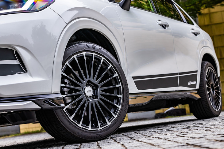「ZR-V」に装着されていた「アルミホイールMDC」は19×8.5Jサイズで、価格は1本5万8300円。今回の試乗車はこれに235/45R19サイズの「ブリヂストン・アレンザ001」タイヤを組み合わせていた。