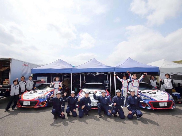 まずは毎戦行うチーム全体の写真撮影。普段の撮影は真面目にかっこよくキメることが多いのですが、今回は1枚自由なポーズでも撮っていただきました！ CG ROBOT RACING TEAMの楽しい雰囲気がとても伝わるいい写真ですね！ ディーラーメカニックさんも6人参加しました。