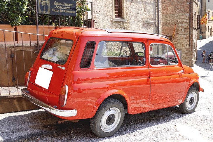 荷物の積み下ろしを少しでも楽にできるよう、テールゲートは屋根まで大きくえぐられている。Cピラーにはエアダクトが内蔵されている。