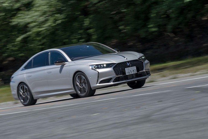 1.6リッターターボエンジンと前輪用の駆動用モーターを組み合わせたプラグインハイブリッドパワートレインのシステム出力は250PSと公表されている。