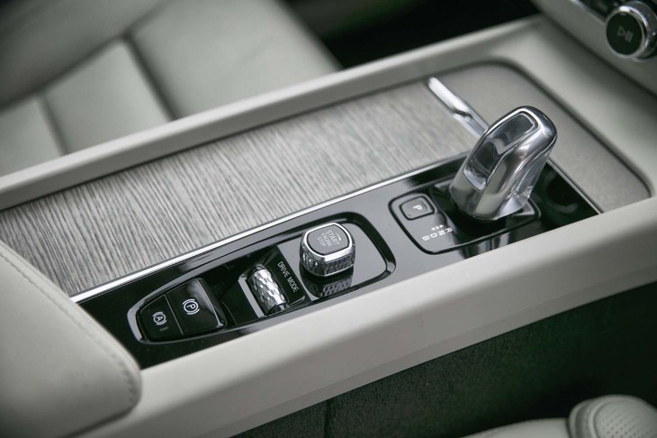 「T8 Twin Engine AWDインスクリプション」のセンターコンソール。オレフォス社製クリスタルを採用したシフトノブ（写真右端）のほか、エンジンスタートスイッチや走行モードセレクターなどが並ぶ。