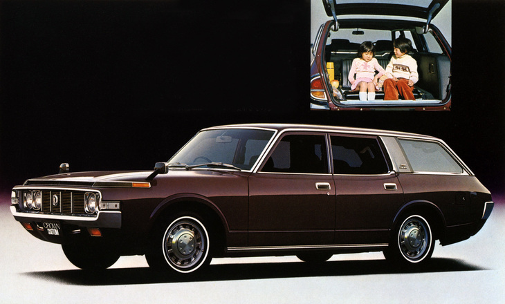 マイナーチェンジ後の「カスタム」。写真右上にサードシートが紹介されているが、定員2人とはいえ、ご覧のとおり実質的には子供2人用である。