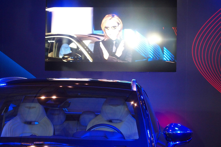 「DBX」の紹介映像の中で“Xポーズ”を披露するX JAPANのYOSHIKI氏。