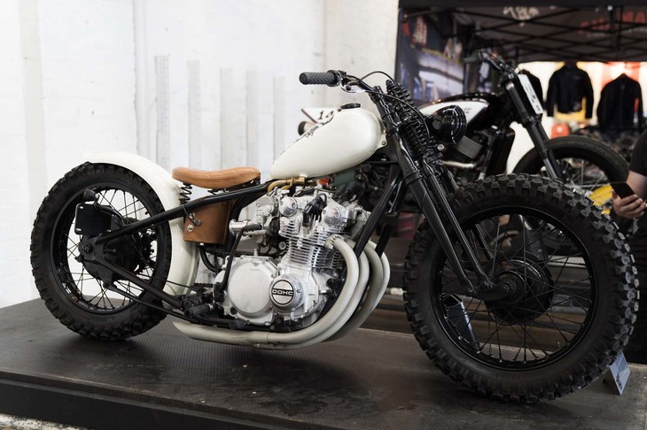 オーナーは女性。チョッパーに乗るパートナーとともに、旅に出られるバイクを造りたかったという。ベースマシンは1977年製の「スズキGS750」。リアをリジッド化し、フロントには1942年式「ハーレーダビッドソンWLA」用のスプリンガーフォークをセットした。