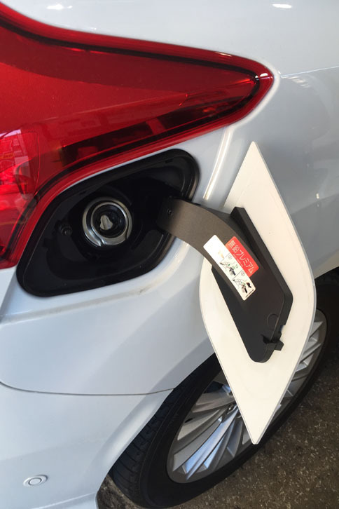 「フォーカス」のフューエルリッドは車体の右後ろにある。キャップがなく、給油ノズルを直接差し込むタイプである。