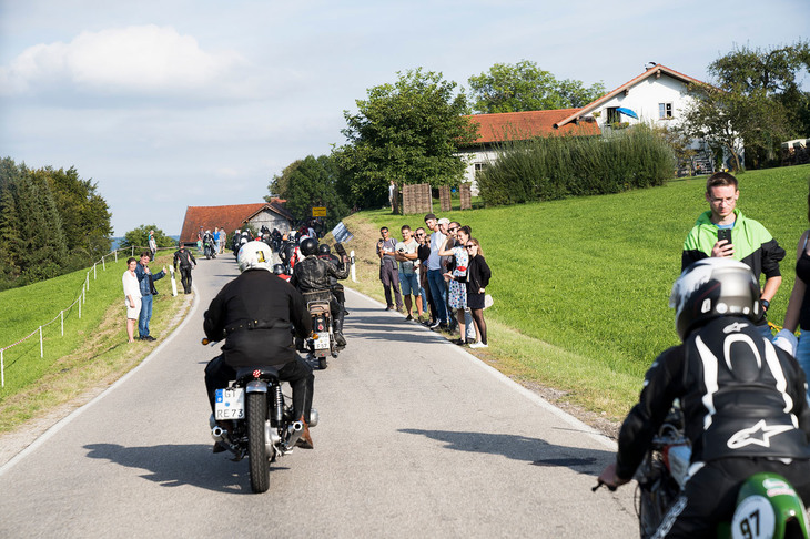 タイムアタックを終え、一斉に下山してくる車両と、それを待ち構える観客たち。