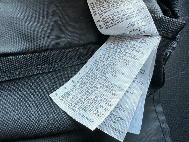 筆者が購入したスポーツバッグに付いていたタグ。品質表示は28言語に及んでいた。