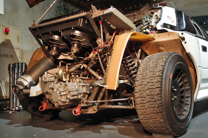 高性能マシンがしのぎを削るグループBへの参戦を視野に開発された、プロトタイプカー「トヨタ222D」。ベース車両は「トヨタMR2」（AW11）で、駆動方式はフルタイム4WD。ミドに縦置きされるエンジンは「3S-GTE」ユニットがベースの2.1リッター直4ターボで、500ps以上を発生した。