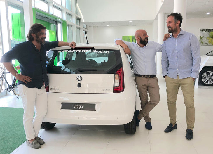 法人営業専任で、新婚旅行以来の日本ファンであるアンドレア氏（右）も加わって。