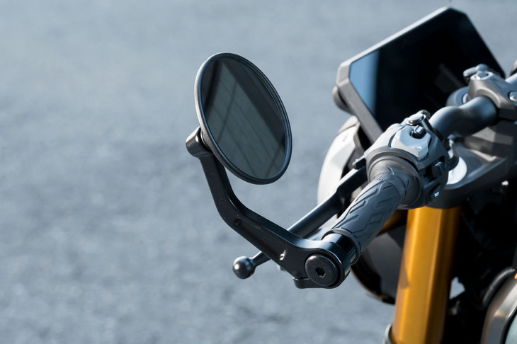 アルミダイカストのステーで支持される丸いバーエンドミラーは、デザイナーこだわりの一品。設計は、視認性との両立で苦労したという。