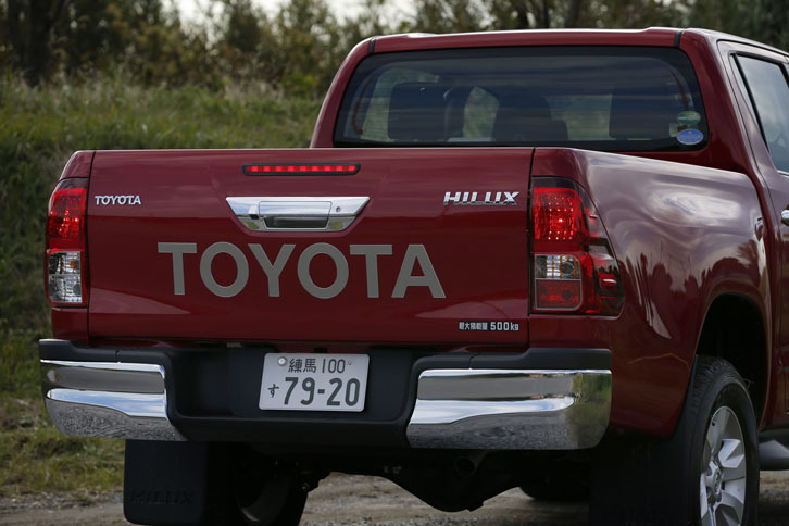 リアまわりは、クロームのパーツで飾られる。大きな「TOYOTA」デカールは、2万0520円のオプション。