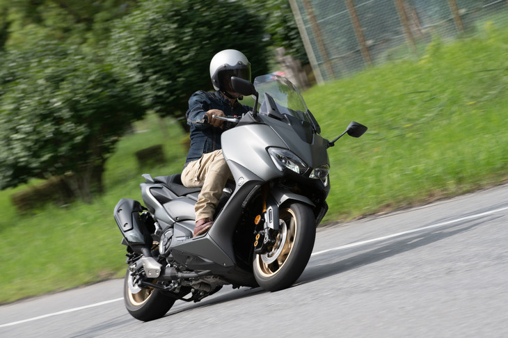 足まわりは、前がφ41mmの倒立フォーク、後ろがリンク式モノクロスサスペンションの組み合わせ。今回の改良では快適性を向上させるべく、セッティングが見直された。