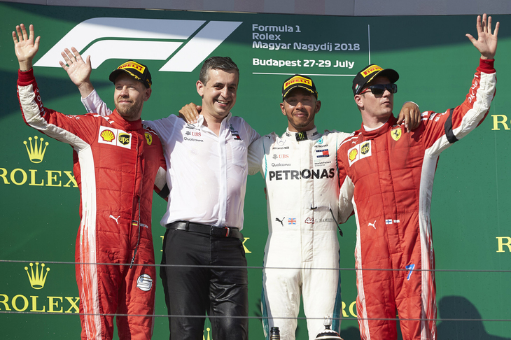 F1第12戦ハンガリーGPを制したメルセデスのルイス・ハミルトン（写真右から2番目）、2位に入ったフェラーリのセバスチャン・ベッテル（同左端）、3位でレースを終えたフェラーリのキミ・ライコネン（同右端）。（Photo=Mercedes）