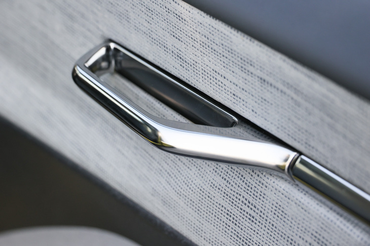 フラックスパネルと組み合わされたメタルのドアハンドルが美しい。