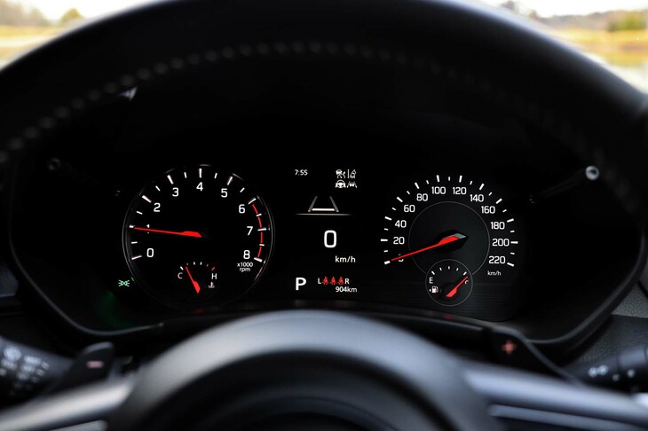 メーターパネルは速度計に加えてエンジン回転計も備えたスポーティーな2眼式。中央には燃費情報や運転支援システムの作動状態などを示すマルチインフォメーションディスプレイが装備される。