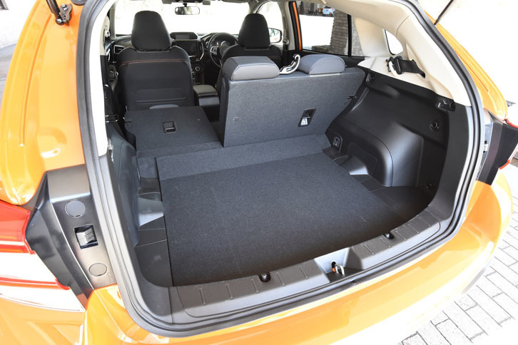 ラゲッジルームの容量は385リッター（VDA法）。後席には6：4の分割可倒機構が備わる。