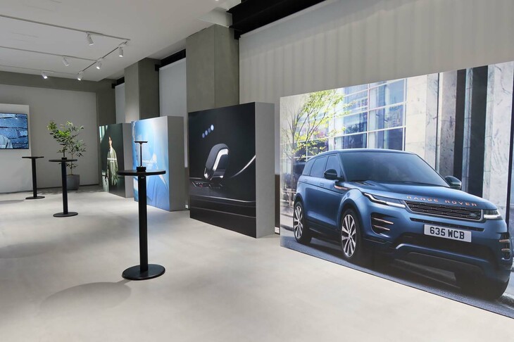 「RANGE ROVER EVOQUE THE CITY THAT SHAPED ME TOKYO」のイベントスペース内観。