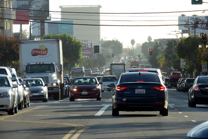 通勤時間帯のピコ通りの様子。乗用車のほとんどが日本車か韓国車だったけど、ダイジョウブか？　デトロイトスリー。
