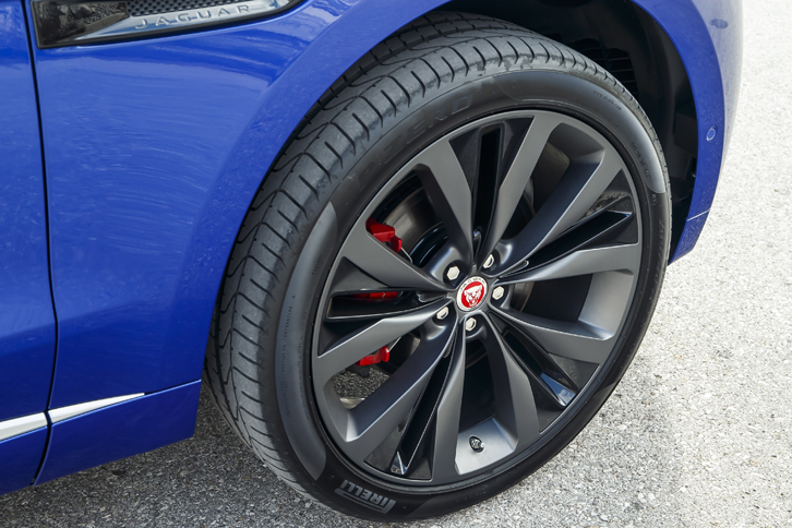 限定車「ファーストエディション」の22インチアルミホイール。テスト車には、「ピレリPゼロ」が組み合わされていた。