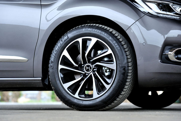 タイヤサイズは前後とも215/55R17。