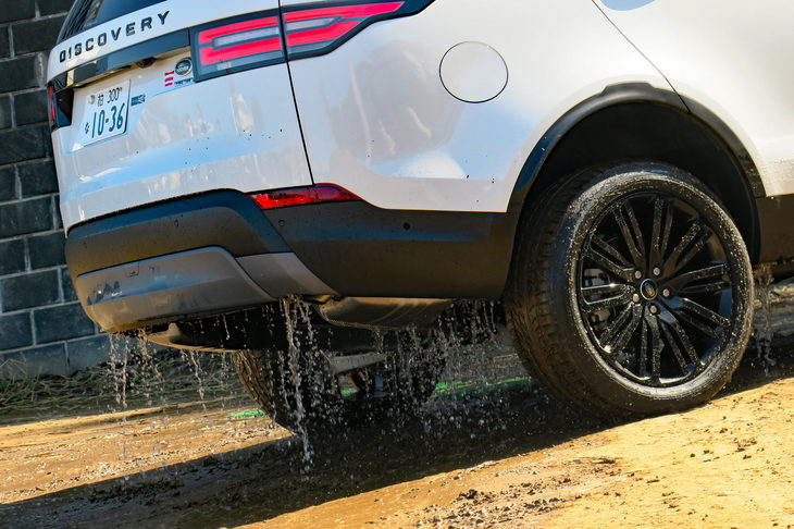 渡河後の「ディスカバリー」から盛大にしたたる水。説明員氏いわく、豪雨が多い日本では、ブランドへの憧れやレジャーユースなどに加えて、「安心のためにランドローバーを買われる方も多い」のだとか。