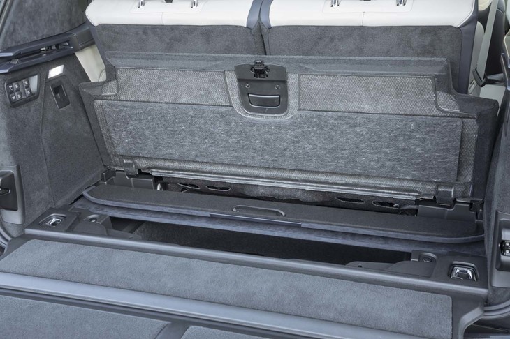 ラゲッジルームの床下にも収納スペースが用意される。トノカバーを畳んでしまっておけるのがスマートだ。
