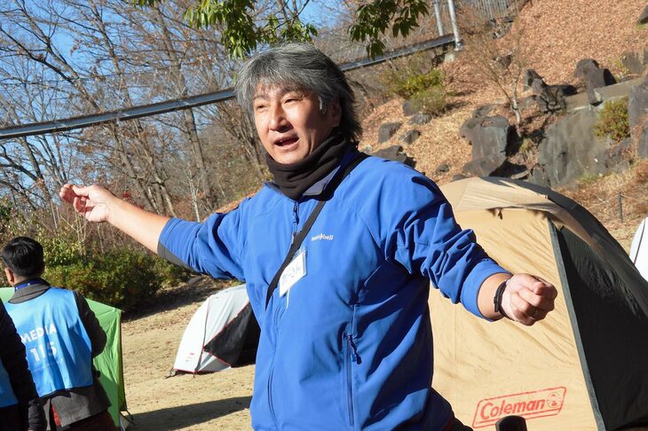 里山を案内してくれた、「ハローウッズ」の“だーさん”ことキャストリーダーの和田 誠さん。植物や虫の知識により、たちまち子供たちのヒーローに。