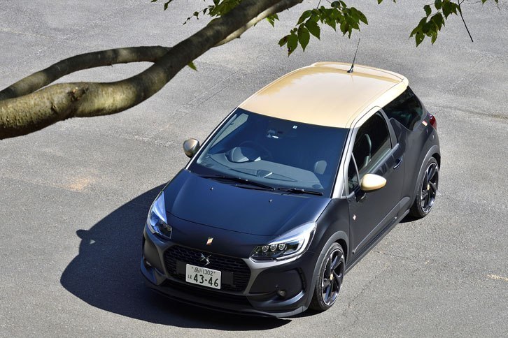 ルーフは「ブリリアントゴールド」と呼ばれる金色に塗装される。