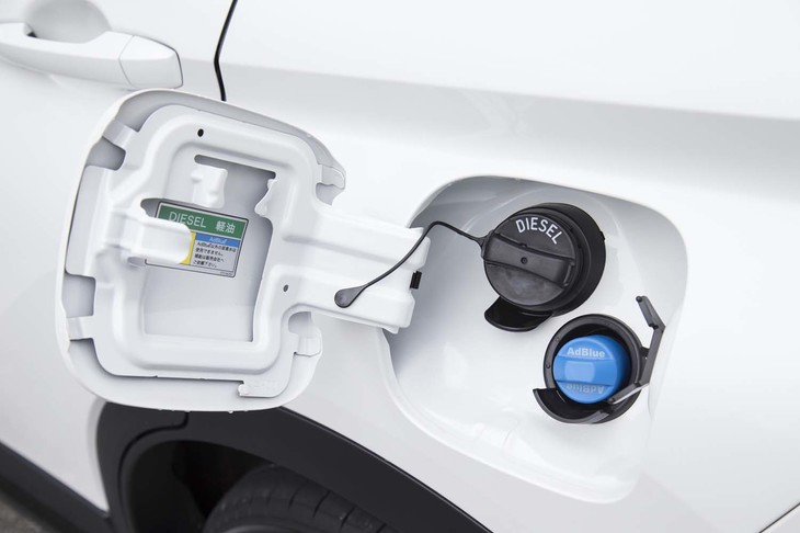 給油口のそばには、排ガスの浄化に用いられる尿素水溶液「AdBlue」の投入口が設けられている（写真の青いキャップ）。