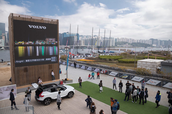 ボルボパビリオンから見た香港の街並みとさん橋の様子。