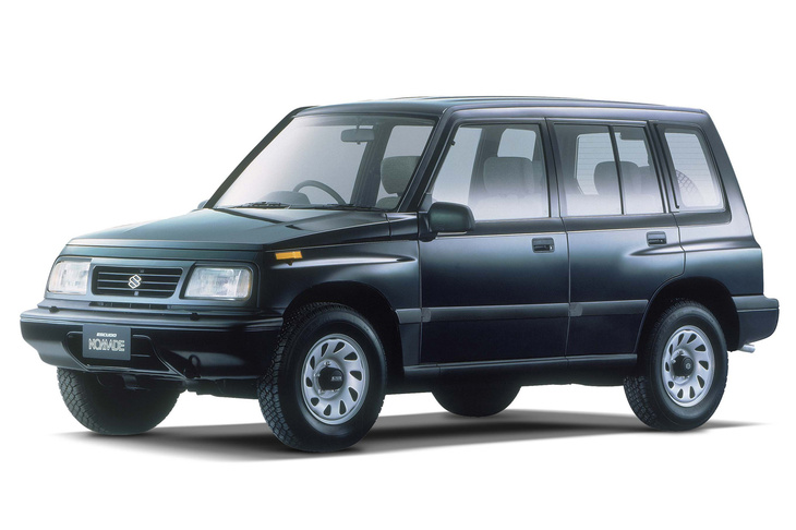 “ノマド”（NOMADO、仏語で遊牧民の意）というステキなサブネームは、1990年登場の「エスクード」の5ドア・ロングモデル「エスクード ノマド」に由来する。古参のスズキファンの皆さん、覚えてましたか？
