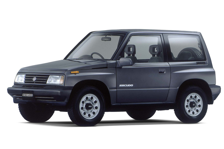 1988年登場の初代「スズキ・エスクード」。コンパクトで乗用車ライクなボディーをまとった元祖“ライトクロカン”だが、その実はラダーフレームを備えた本格クロスカントリー車だった。