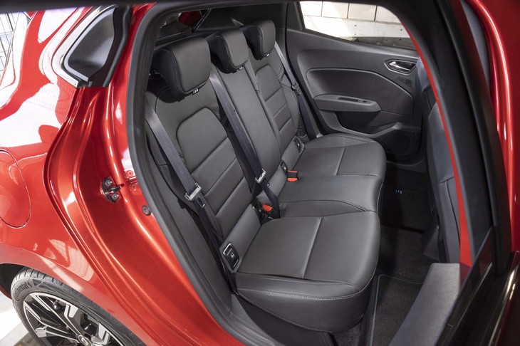 後席の背もたれは60：40の分割可倒式。前席の下が大きく空いているので、見た目よりもゆったりと座れる。