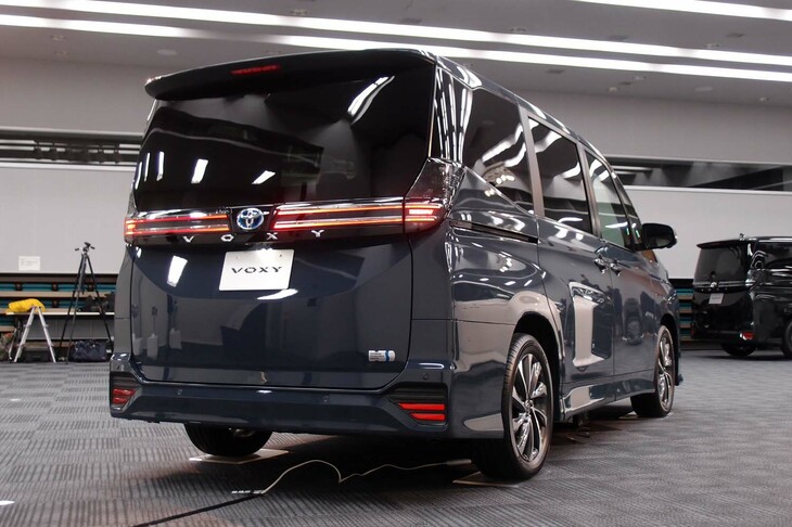 トヨタ・ヴォクシーS-Z（7人乗り／ハイブリッド車）