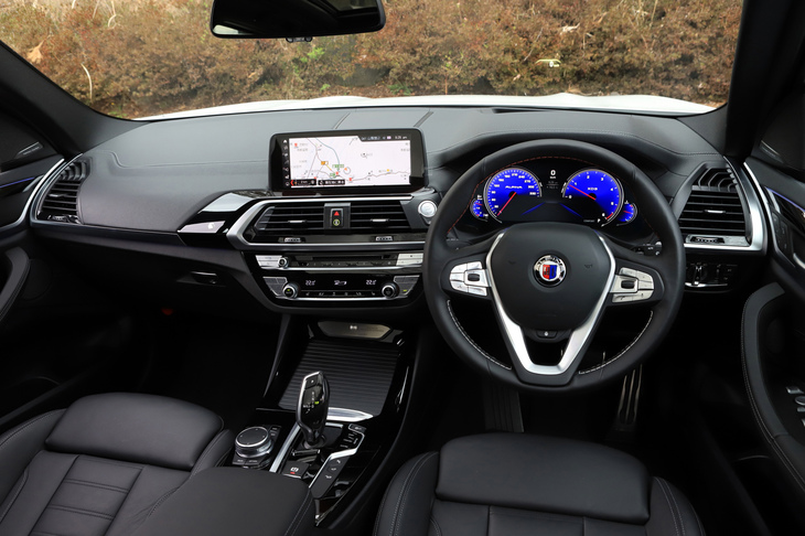 インテリアについてはオーナーの要望に合わせてきめ細やかなカスタマイズが可能。テスト車はシックなブラックのモノトーンでコーディネートされていた。