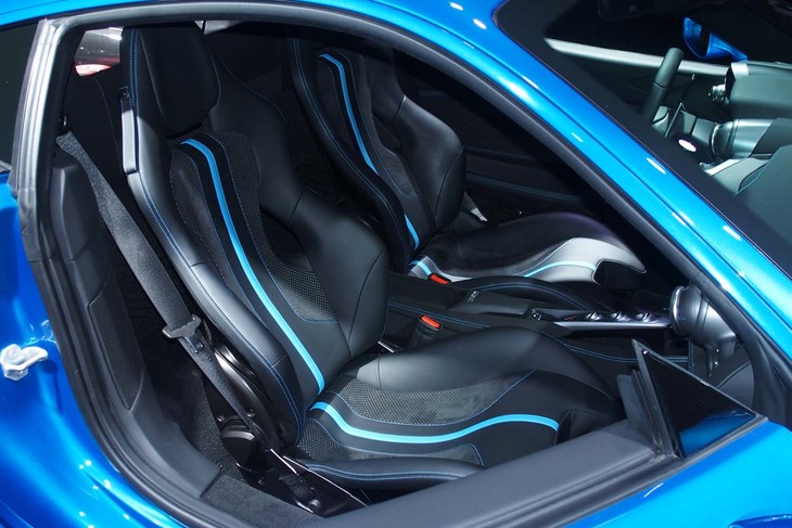 ボディーカラーと同色の鮮やかなブルーのラインが入ったバケットタイプのシートを装着。