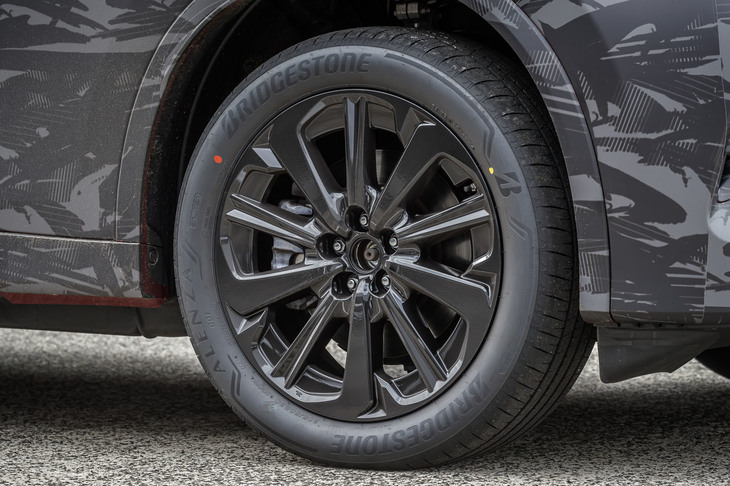 欧州仕様で「ブラックメタリックアロイホイール」と呼ばれる20インチホイール。今回の試乗車両には235/50R20サイズの「ブリヂストン・アレンザ001」タイヤが組み合わされていた。