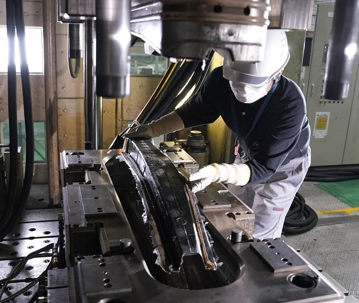 これらのCFRP部品は、アルミパーツやハイテン材（高張力鋼板）との複合で用いられ、車両一台あたり約80kgの軽量化を実現するという。