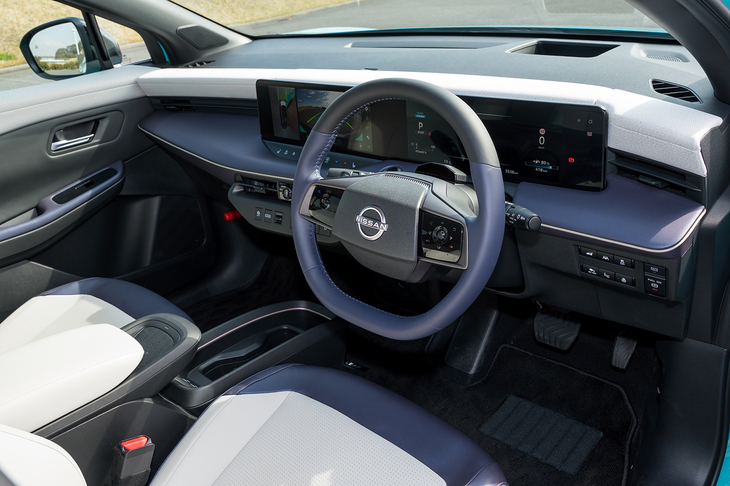 最新の日産車らしくインストゥルメントパネルは2つの大きなスクリーンを中心としたしつらえ。ソフトパッドが多用されており、質感は先代モデルから大きく進化している。