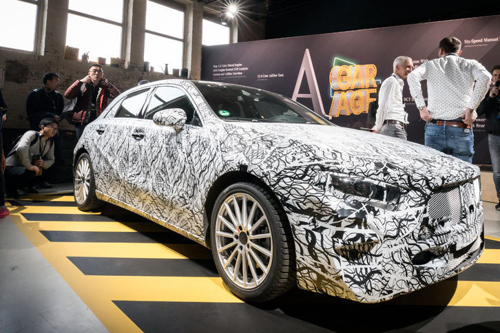 会場に展示されていた新型「Aクラス」のテスト車両。ヨーロッパ、北アメリカ、アジア、アフリカの4大陸で、トータル1200万kmのテストをくりかえして開発されたという。特に空力特性の向上により、格段にNVH性能が高められている。