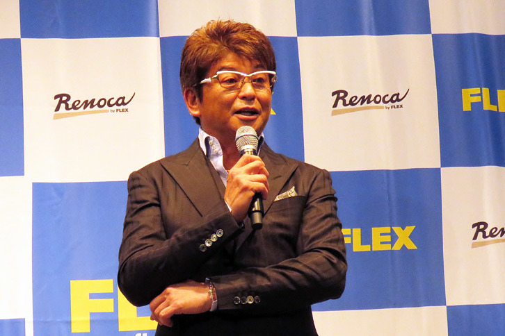 ステージにて、ラリーの魅力を語る哀川さん。