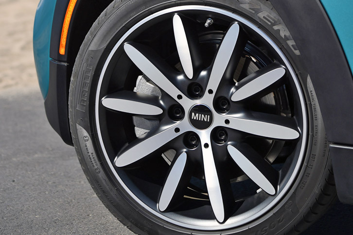 「クーパーS」の足元は7J×17インチのアルミホイールと205/45R17サイズのタイヤの組み合わせ。ホイールにはオプション含め複数の意匠のものが用意されており、オプションで7J×18インチのホイールも選択できる。