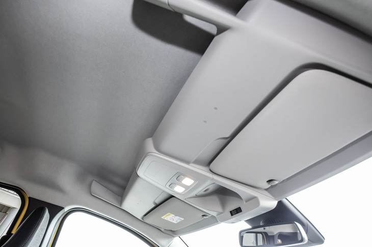 サンバイザーと、左右席それぞれの手元を照らすマップランプがオーバーヘッドコンソールの下部に組み込まれている。